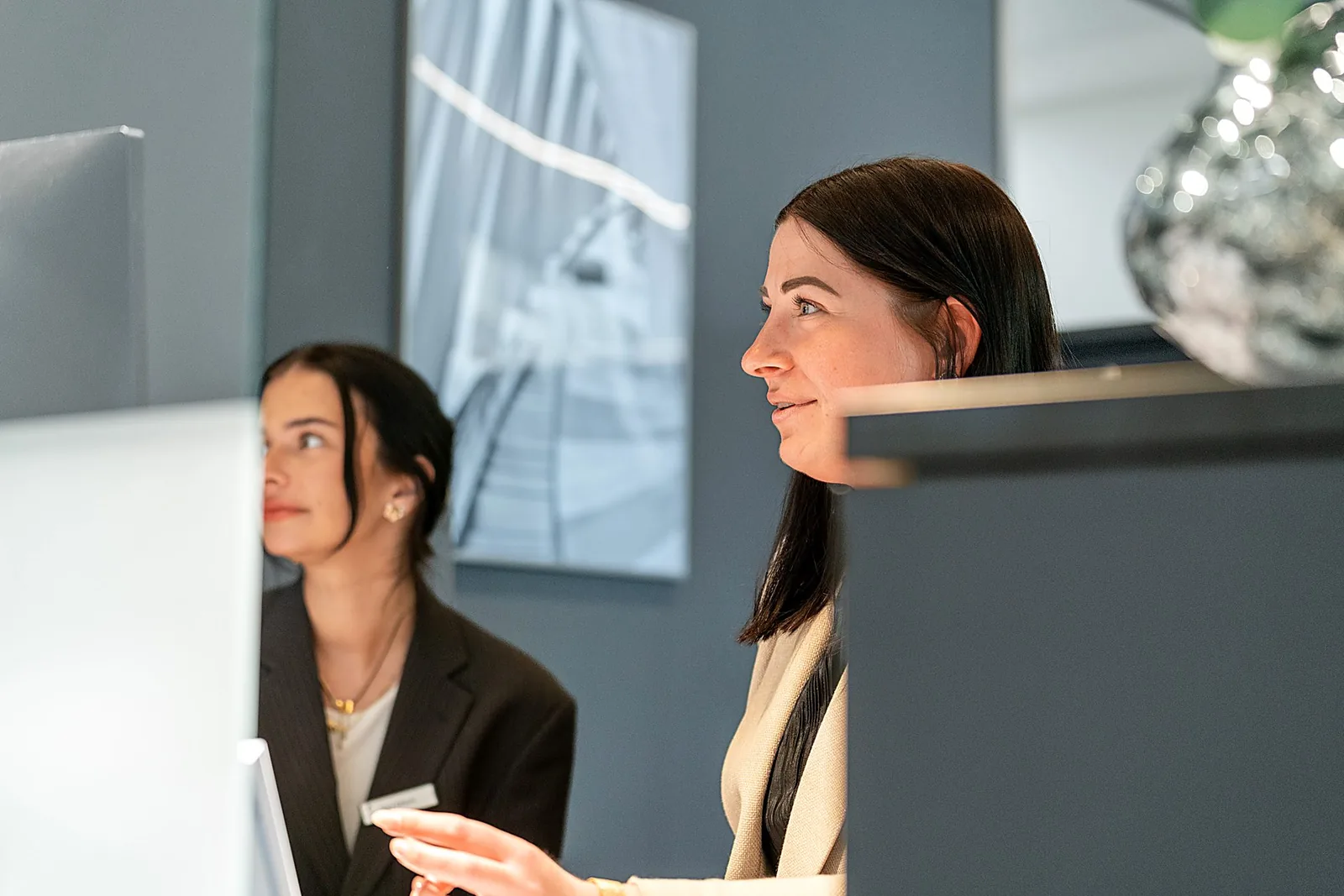 Zwei Mitarbeiterinnen am Empfang des Office
