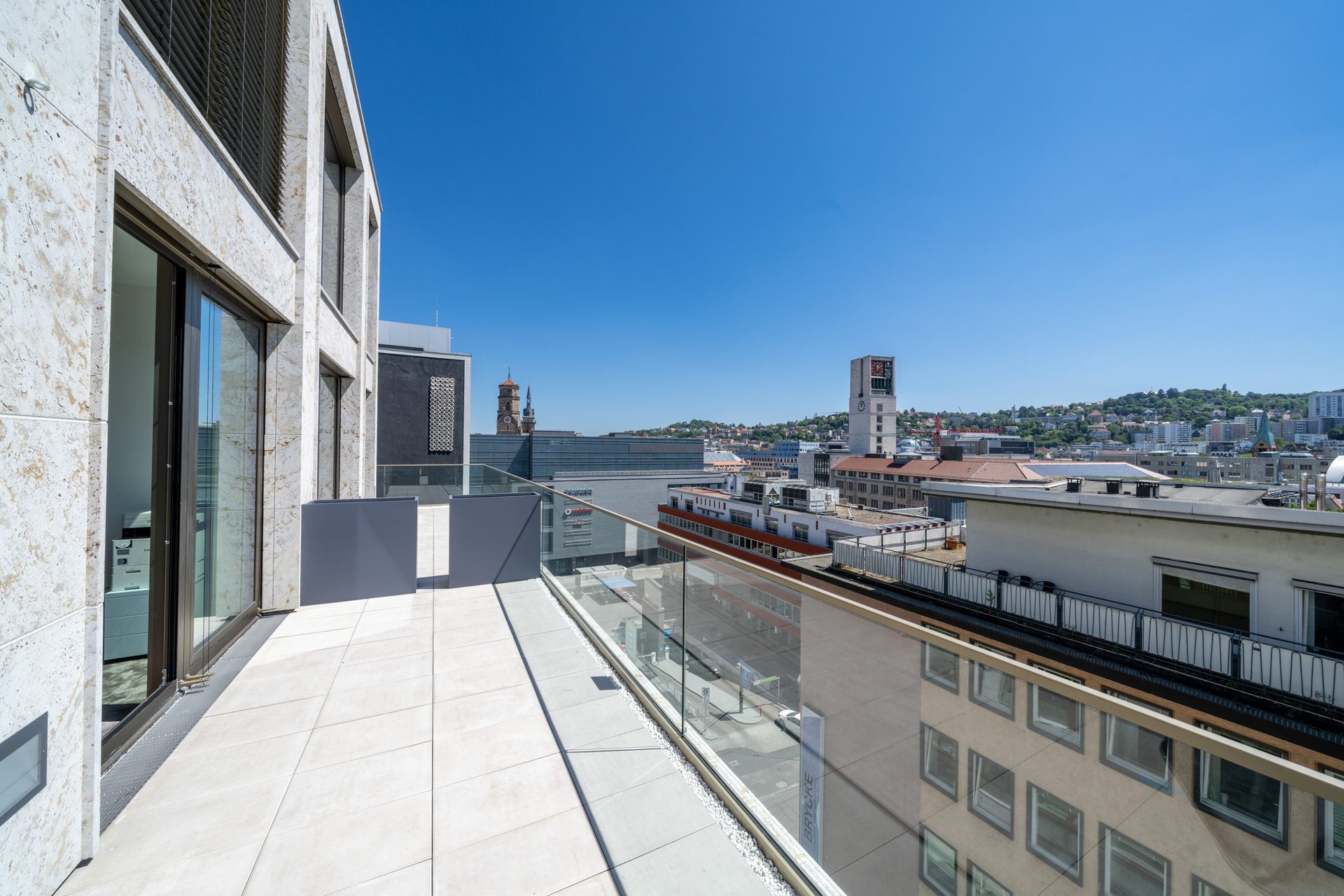 Terrasse des Office mit Blick über die Stuttgarter Innenstadt