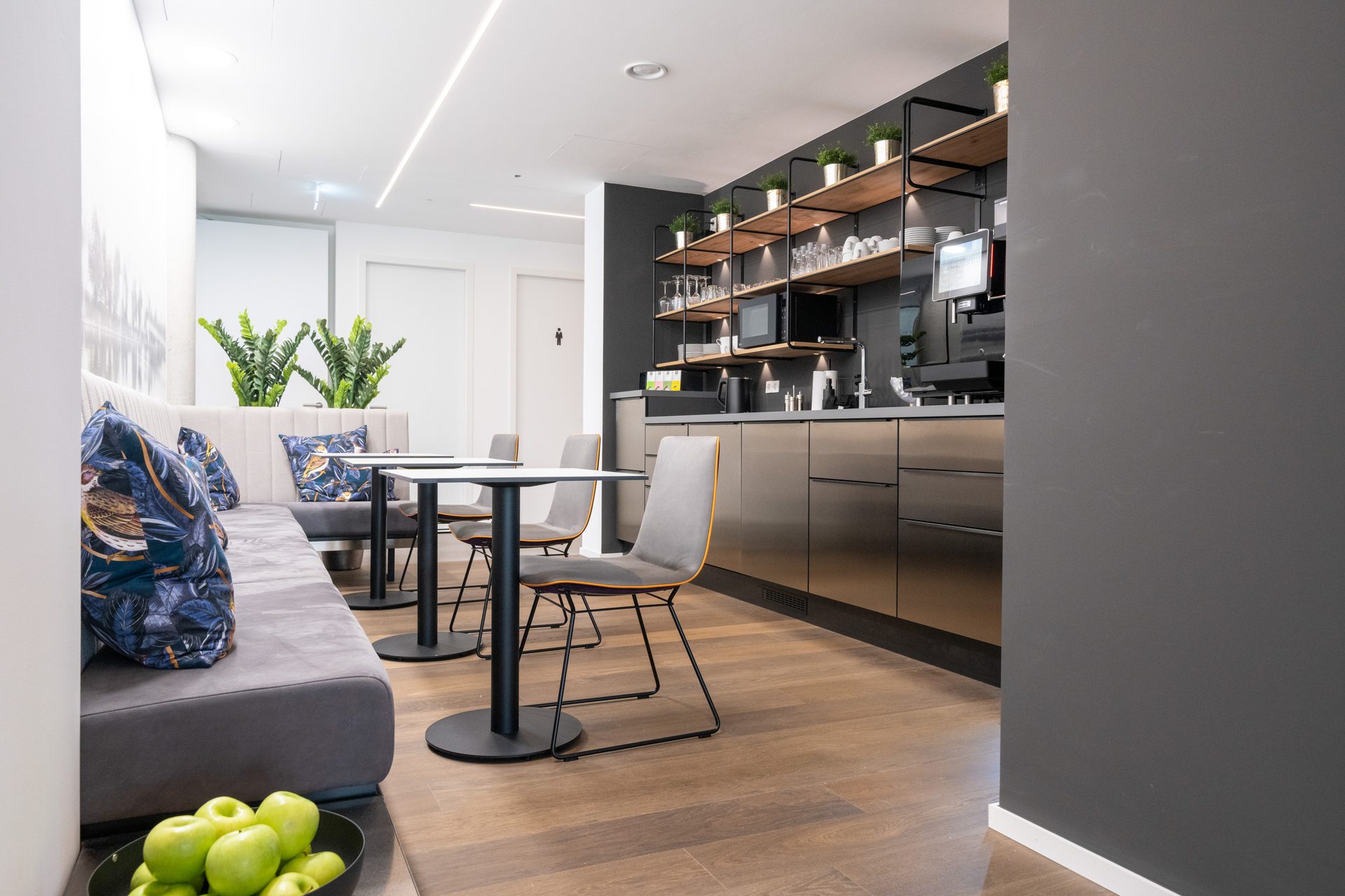 Bistro mit Sitzbank und Kaffeebereich