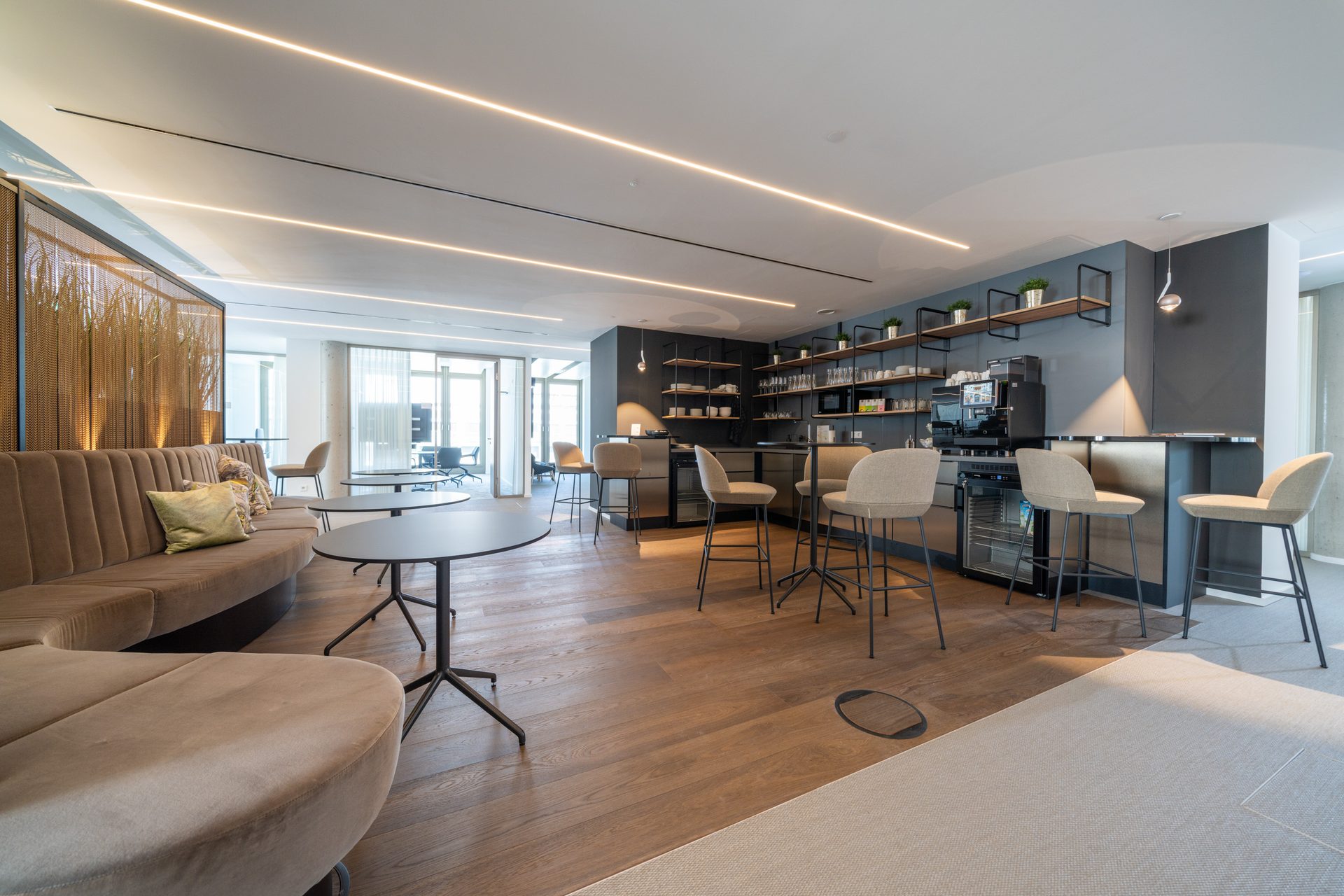 Lounge mit Sitzgruppen und Theke