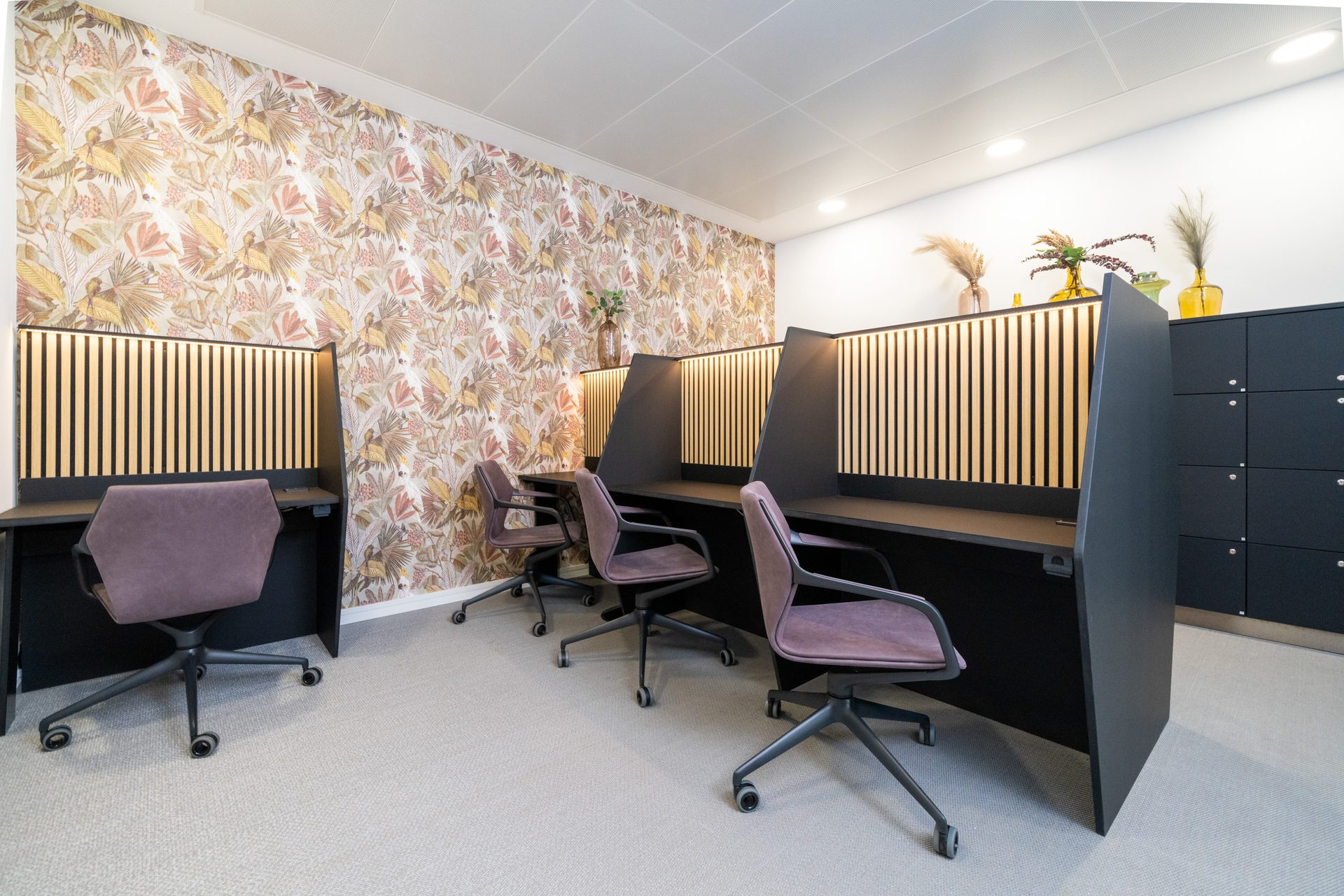 Abgetrennte Arbeitsplätze im Office