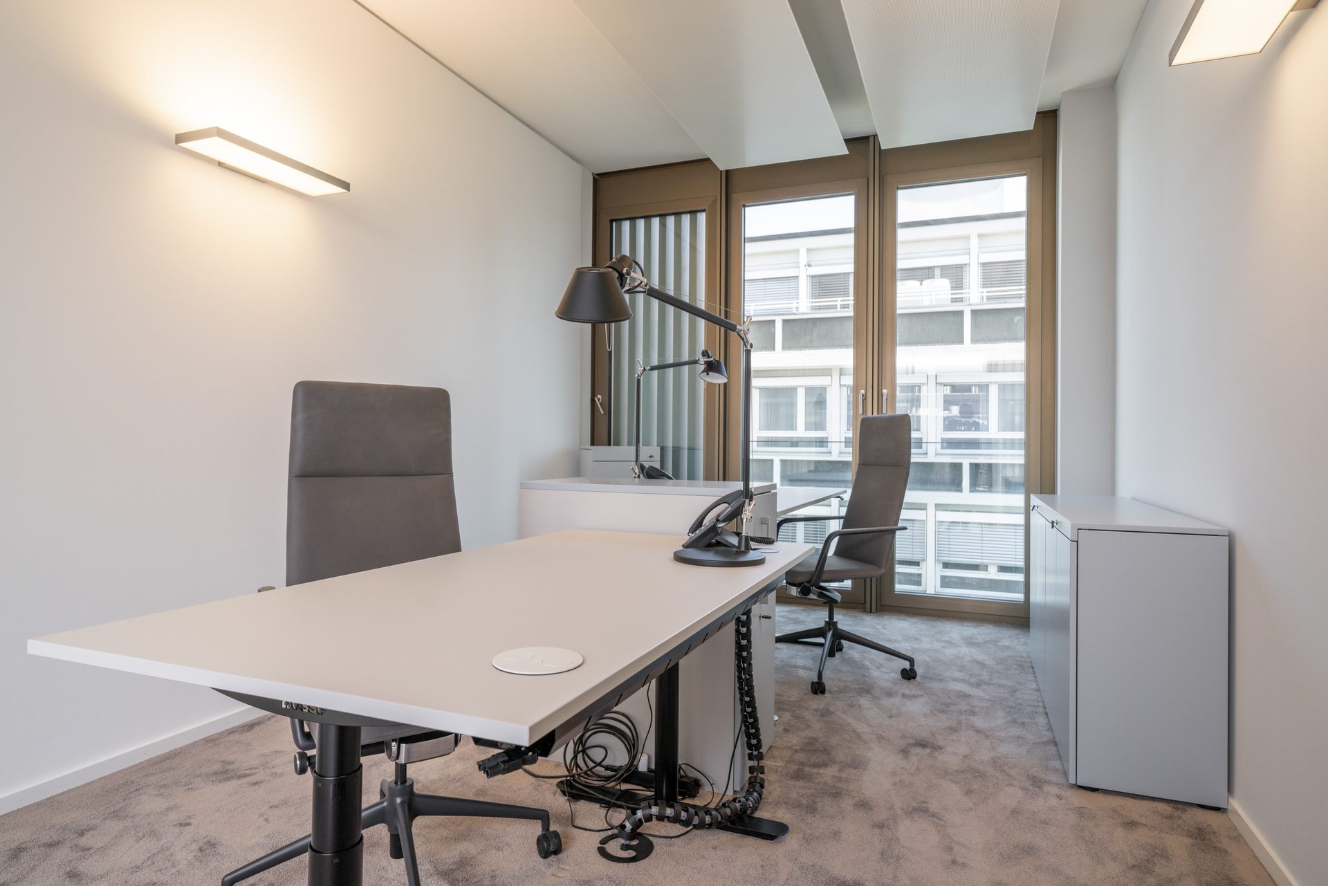 Einzelbüro mit Schreibtisch am Fenster